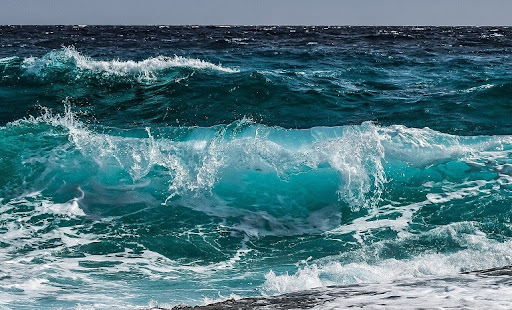وزش باد شدید و ارتفاع دو متری امواج دریا در کیش